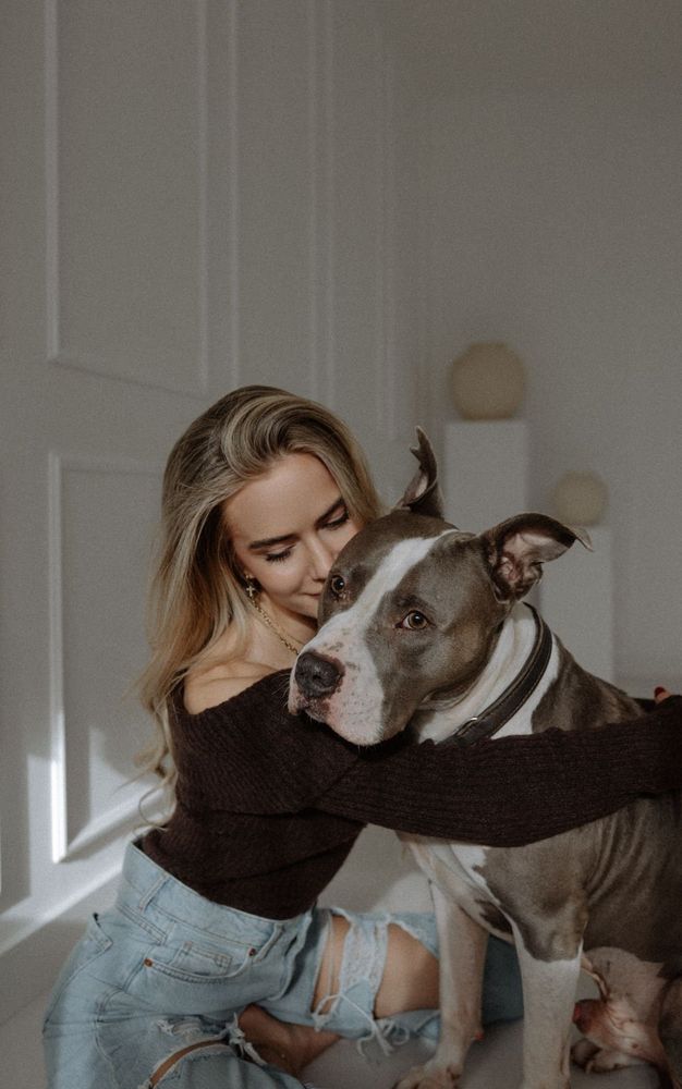 Stella kuschelt mit ihrem Hund Tacco