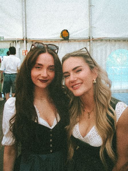 Stella mit einer Freundin im Dirndl