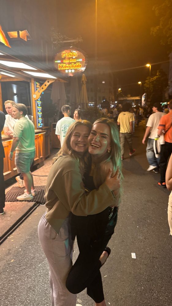 Stella mit einer Freundin abends auf der Straße
