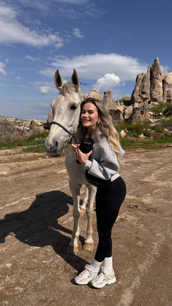 Stella mit einem Schimmel vor den Felsen in Kappadokien
