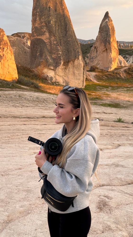 Stella mit Kamera zwischen den Felsen in Kappadokien
