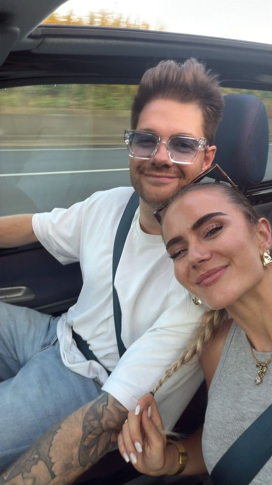Selfie mit einem Freund im Cabrio