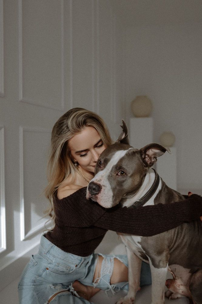 Stella umarmt ihren Hund Tacco