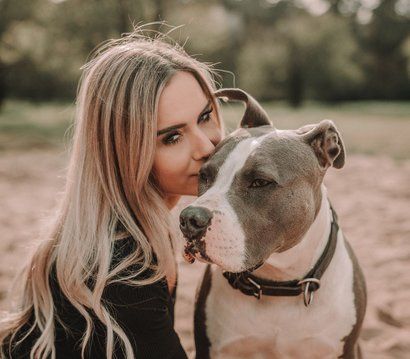 Stella mit Tacco im Freien