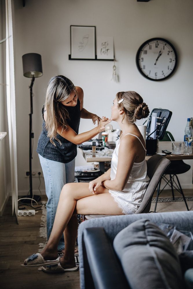 Die Braut beim Make-up am Morgen