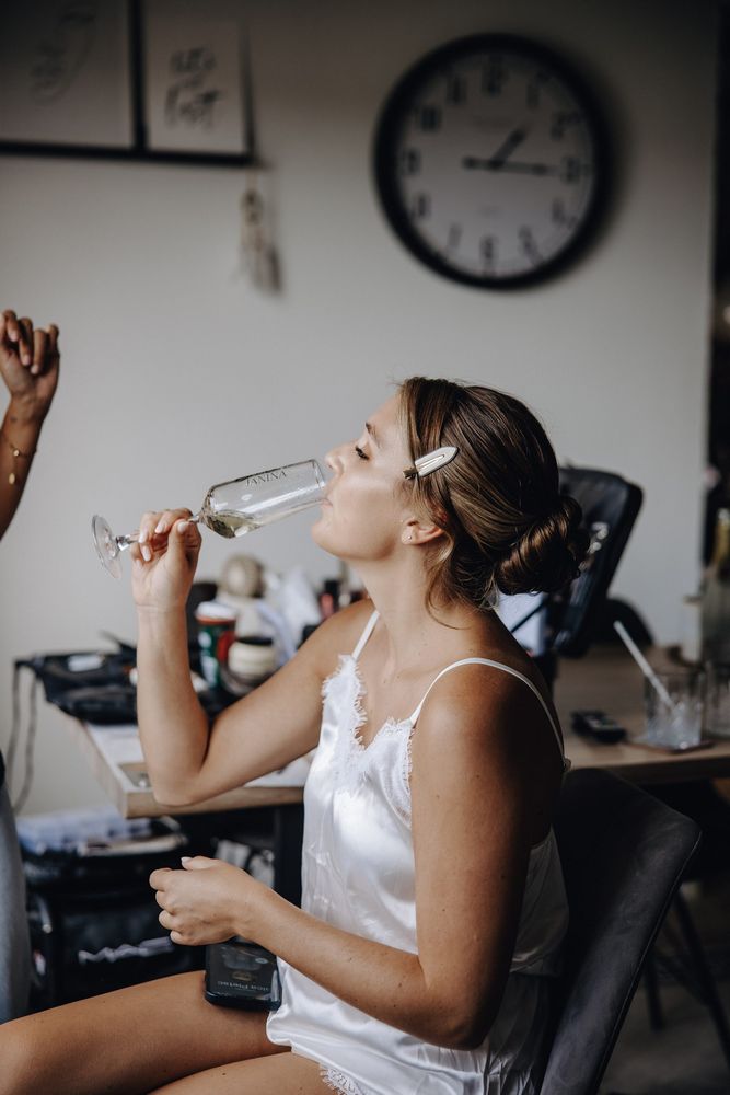 Die Braut trinkt einen Schluck Sekt