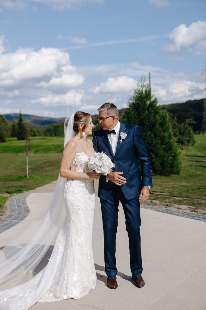 Vater und Braut sehen sich an