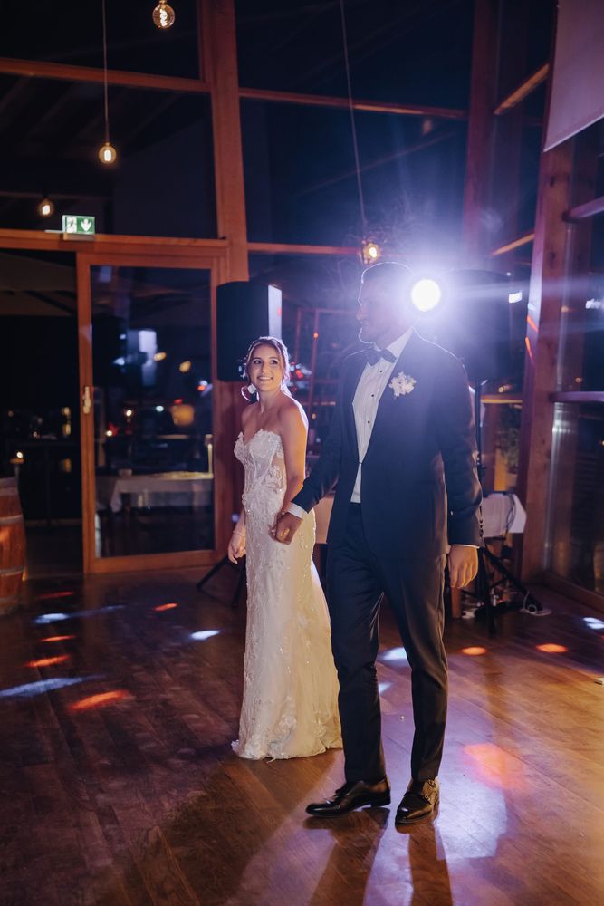 Der Hochzeitstanz im bunten Licht